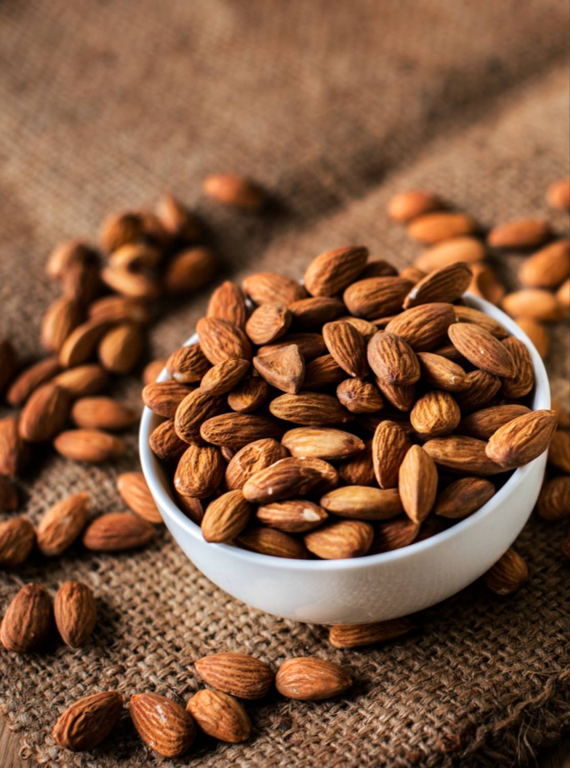 Una verdura crujiente acompañada de almendras: una excelente entrada para el almuerzo