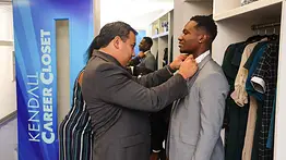 ¿Estás recién graduado en Miami?: aqui puedes encontrar ropa profesional gratis para tu pasantía o primer trabajo