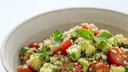 Frescura en cada bocado: Ensalada crujiente de quinoa y aguacate