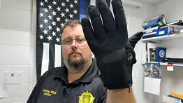 Escándalo por el plan de ICE para usar guantes de descargas eléctricas: advierten abusos indetectables