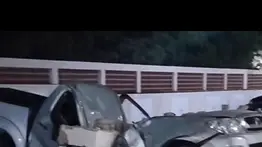 Desplome de cornisa en edificio causa pánico en la madrugada de este 17 de agosto: varios vehículos afectados