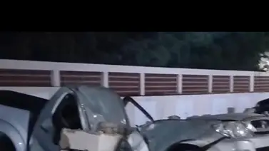 Desplome de cornisa en edificio causa pánico en la madrugada de este 17 de agosto: varios vehículos afectados Desplome de cornisa en edificio causa pánico en la madrugada de este 17 de agosto: varios vehículos afectados