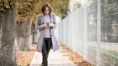 ¿Eres de caminar mientras ves el celular? Psicóloga advierte sobre las consecuencias de este acto ¿Eres de caminar mientras ves el celular? Psicóloga advierte sobre las consecuencias de este acto