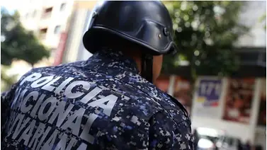 Imágenes sensibles: hombre resulta herido de bala durante altercado con funcionarios de la PNB Imágenes sensibles: hombre resulta herido de bala durante altercado con funcionarios de la PNB