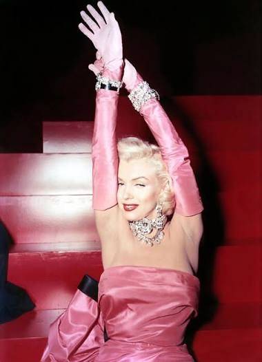 Marilyn Monroe vuelve a convertirse en Barbie y Mattel rescata uno de sus looks más inolvidables