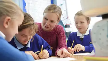 Suecia cambia su modelo educativo: los libros vuelven a ganar espacio en las escuelas Suecia cambia su modelo educativo: los libros vuelven a ganar espacio en las escuelas