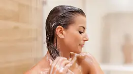 Frizz y resequedad en su cabello: la forma en que se aplican los productos puede estar sumando a los daños