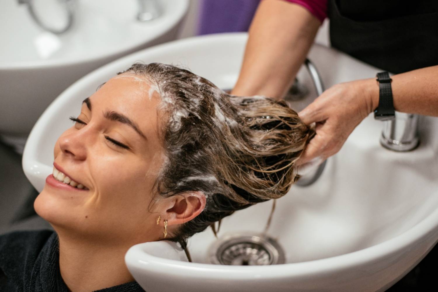 Frizz y resequedad en su cabello: la forma en que se aplican los productos puede estar sumando a los daños