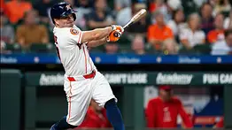 ¡Encendido! José Altuve extiende racha de hits en remontada de Houston