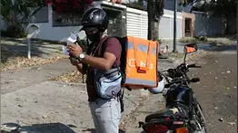 Ni bolsos grandes ni menores de 20 años: el filtro que dejará a miles fuera del negocio del delivery en Venezuela