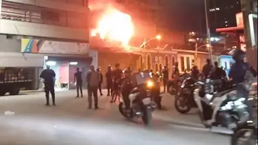 Última hora: reportan incendio en una carpintería de Sarría en Caracas Última hora: reportan incendio en una carpintería de Sarría en Caracas