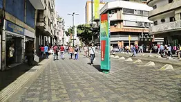 Venden franelas escolares desde 1 dólar: la enorme tienda que abrió en Chacaíto este fin de semana