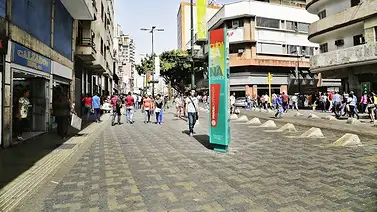 Venden franelas escolares desde 1 dólar: la enorme tienda que abrió en Chacaíto este fin de semana Venden franelas escolares desde 1 dólar: la enorme tienda que abrió en Chacaíto este fin de semana