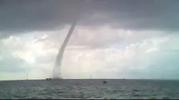 ¡En video! Registran impresionante tromba marina en el Lago de Maracaibo