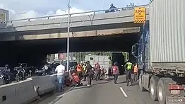 Caracas: Gandola se vuelca en el Distribuidor El Ciempiés y genera fuerte tráfico 