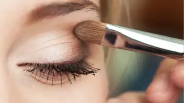 El truco de maquillaje para levantar la mirada: cosmetólogos revelan cómo y quiénes deben usarlo El truco de maquillaje para levantar la mirada: cosmetólogos revelan cómo y quiénes deben usarlo