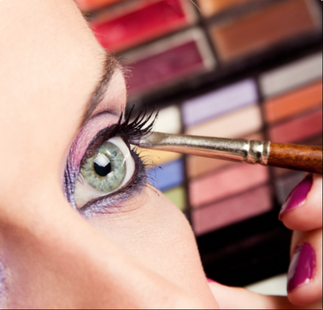 El truco de maquillaje para levantar la mirada: cosmetólogos revelan cómo y quiénes deben usarlo