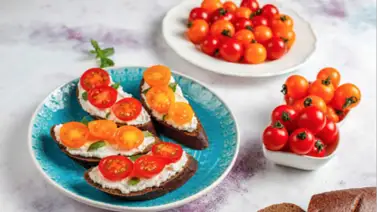 Crostinis crujiente con tomate y mozzarella: una opción saludable para cualquier ocasión Crostinis crujiente con tomate y mozzarella: una opción saludable para cualquier ocasión