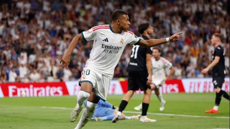 Goleada en el Bernabéu: el Real Madrid supera a la Real Sociedad con triplete de Mbappé