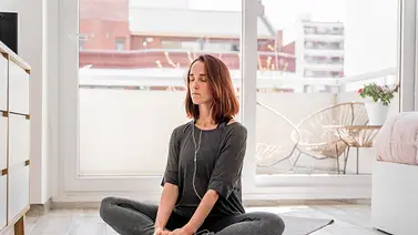 Mente en calma: el impacto transformador de la meditación en el cerebro Mente en calma: el impacto transformador de la meditación en el cerebro
