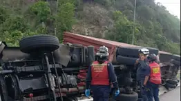 En video: gandola sin frenos vuelca en rampa de frenado de la autopista Caracas-La Guaira
