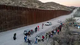 Conflicto en la frontera de Arizona:&nbsp;maquinaria pesada y custodia armada re inician muro en tierras tribales