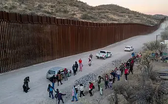 Conflicto en la frontera de Arizona:&nbsp;maquinaria pesada y custodia armada reinician muro en tierras tribales