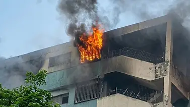 Persiste incendio en fábrica de la zona industrial de Palo Verde: químicos impiden controlar las llamas Persiste incendio en fábrica de la zona industrial de Palo Verde: químicos impiden controlar las llamas