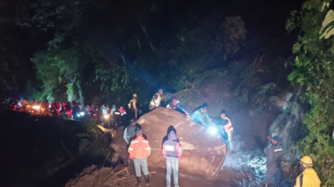 Rescatan a 70 motorizados varados por deslizamiento en carretera de Choroní 