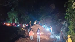 Rescatan a 70 motorizados varados por deslizamiento en carretera de Choroní 