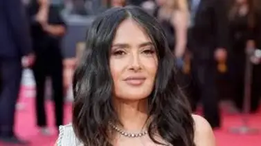 Salma Hayek soltó sus pasos prohibidos al ritmo de Carlos Vives  Salma Hayek soltó sus pasos prohibidos al ritmo de Carlos Vives