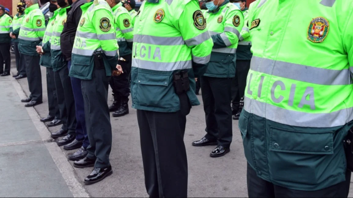 Policía se quitó el uniforme para enfrentarse a un venezolano