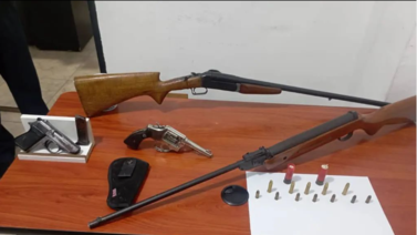  Hombre amenazaba a su pareja con armas de fuego