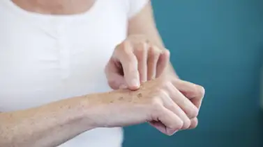 ¿Manos envejecidas y con manchas? Este es el tono de uñas que debes usar ¿Manos envejecidas y con manchas? Este es el tono de uñas que debes usar