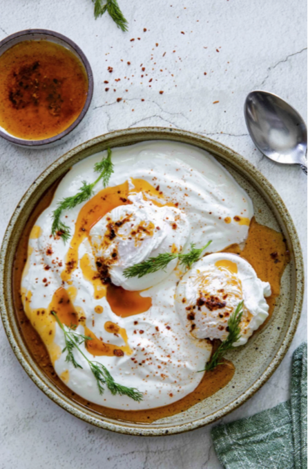Huevos turcos con yogur para un desayuno energético