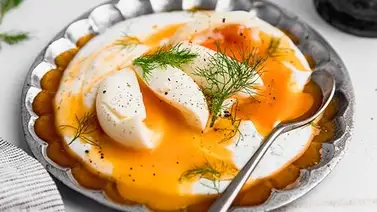 Huevos turcos con yogur para un desayuno energético Huevos turcos con yogur para un desayuno energético
