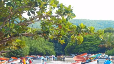 Crecida de río en Ocumare de la Costa arrastró lanchas hacia el mar Crecida de río en Ocumare de la Costa arrastró lanchas hacia el mar