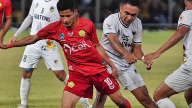 Futbolista agrede brutalmente a árbitro por pitar penalti contra su equipo (+VIDEO)
