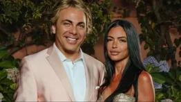 Cristian Castro le da chamba a su novia en uno de sus shows