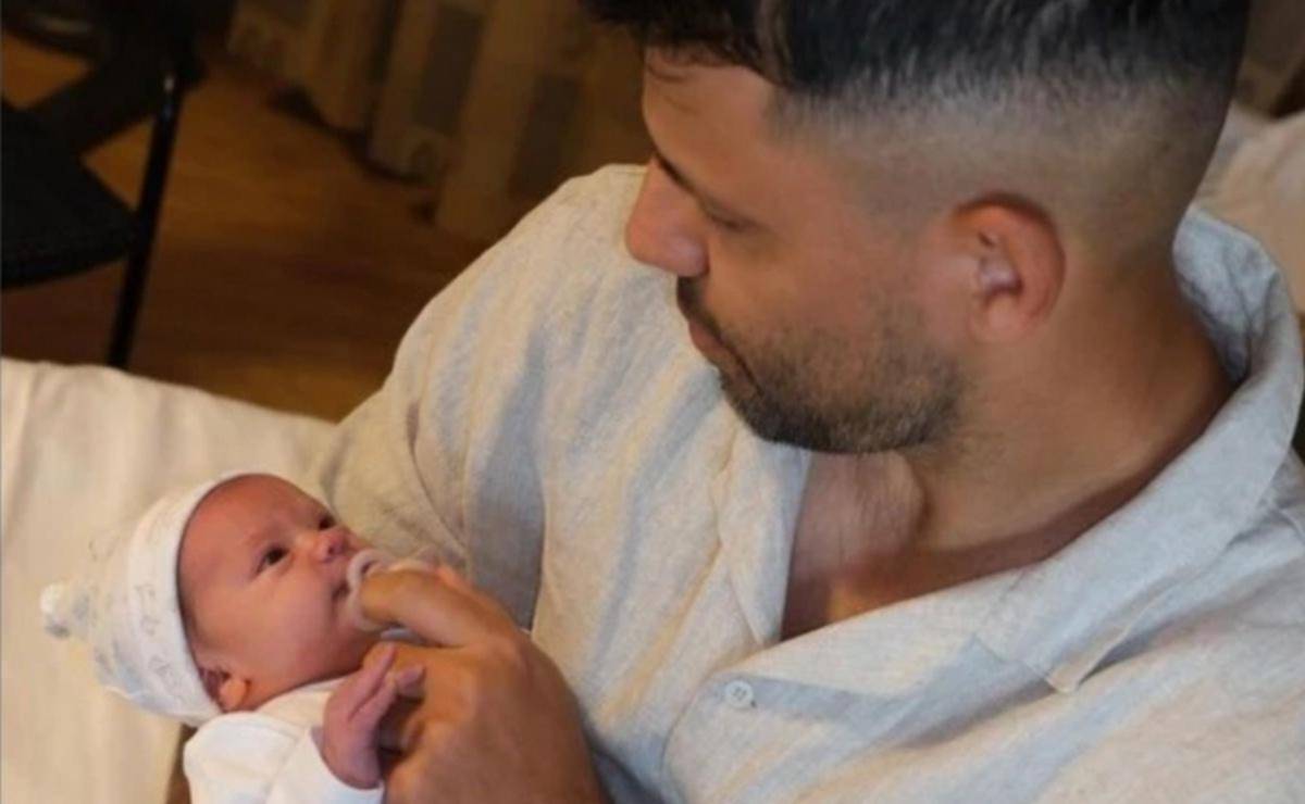 Con tiernas fotografías Kun Agüero anuncia el nacimiento de su hija