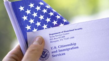 Así puede aplicar a una exención de tarifas al solicitar la ciudadanía americana (+Requisitos) 