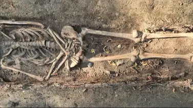 Entierran a un hombre con piedras en el pecho para evitar que resucitara Entierran a un hombre con piedras en el pecho para evitar que resucitara