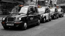 Tres "taxistas" abusaron de una mujer y le exigieron pagar el viaje 