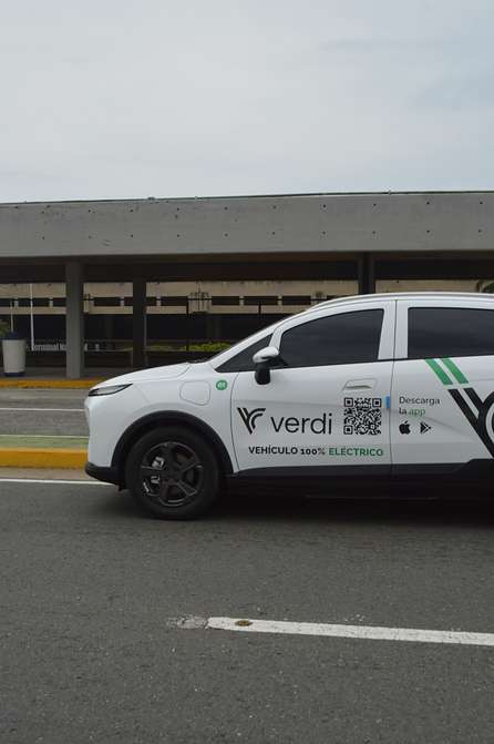 Flota de taxis eléctricos llega al aeropuerto de Maiquetía (+fotos)