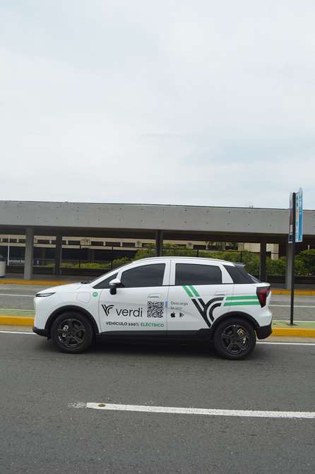 Flota de taxis eléctricos llega al aeropuerto de Maiquetía (+fotos)