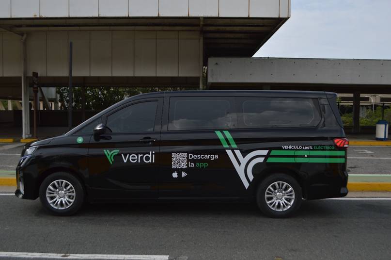Flota de taxis eléctricos llega al aeropuerto de Maiquetía (+fotos)