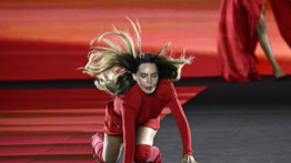 Belinda sufre aparatosa caída en desfile de modas (+Video)