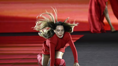 Belinda sufre aparatosa caída en desfile de modas (+Video)