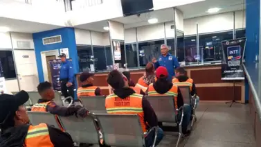 Mototaxistas reciben placas amarillas por parte del INTT Mototaxistas reciben placas amarillas por parte del INTT