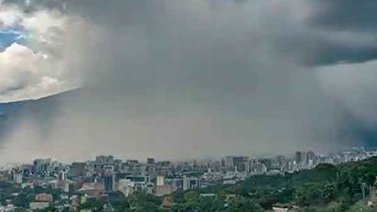 Reportan fuertes lluvias con granizo y árboles caídos en Caracas este #25Sep